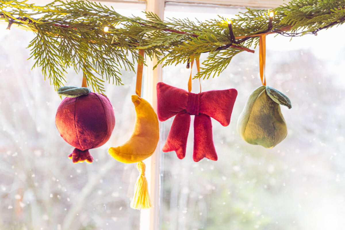 Read more about the article How to Make Velvet Christmas Baubles