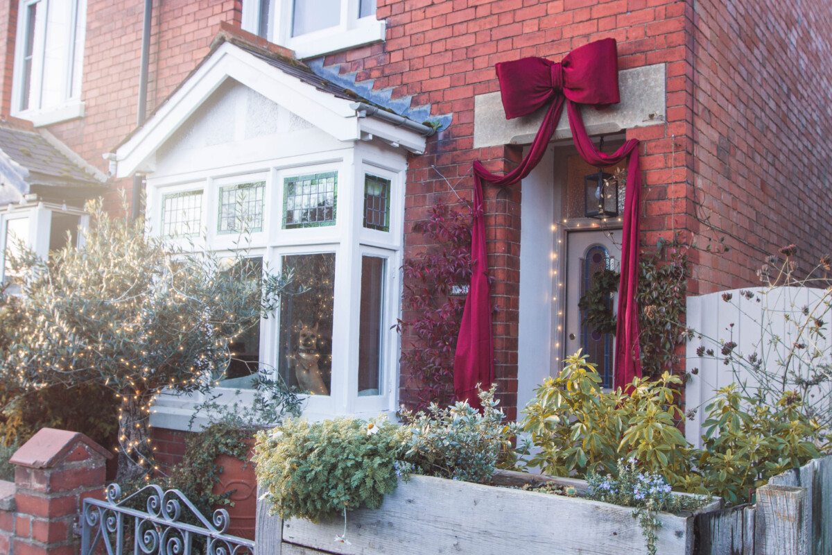 Read more about the article How to Make a Giant Christmas Bow for Your Front Door